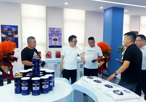 郑州仲和餐饮治理有限公司行政总厨秦广民一行三人，莅临郑州马吉尔食品工业园区调查互换！